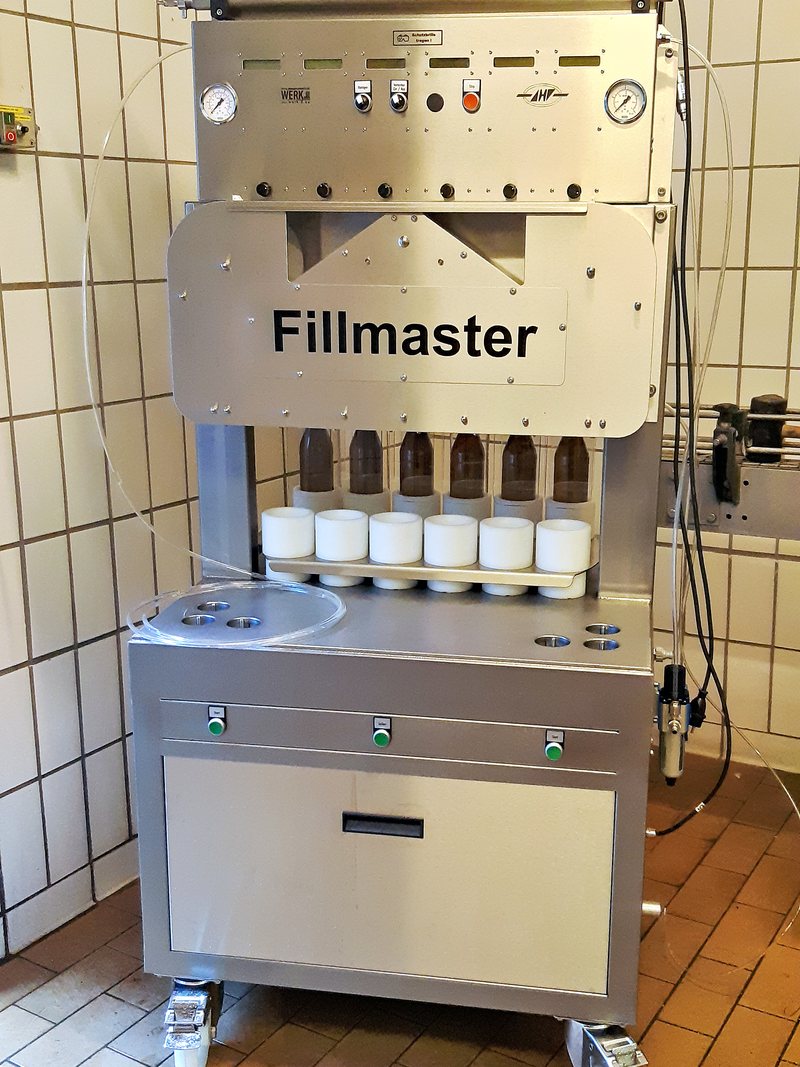 Abfüllanlage der Brauerei im gefliesten Raum