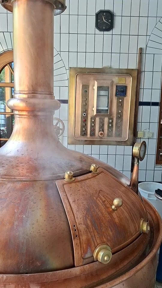 Dampf steigt aus dem offenen Sudkessel