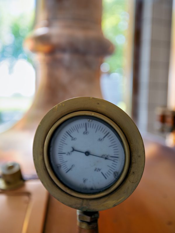 Thermometer am Kupferkessel, es zeigt knapp über 100 Grad